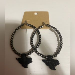 Right in the ❤️ of Texas these are adorable black with crackle stone